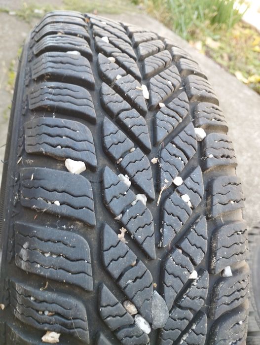 Продавам зимни гуми на джанти за тойота Ярис корола