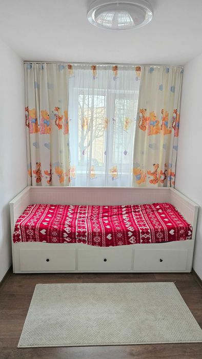 Vand apartament 4 camere (transformat în 3 camere) etaj 1/4 zona Vest