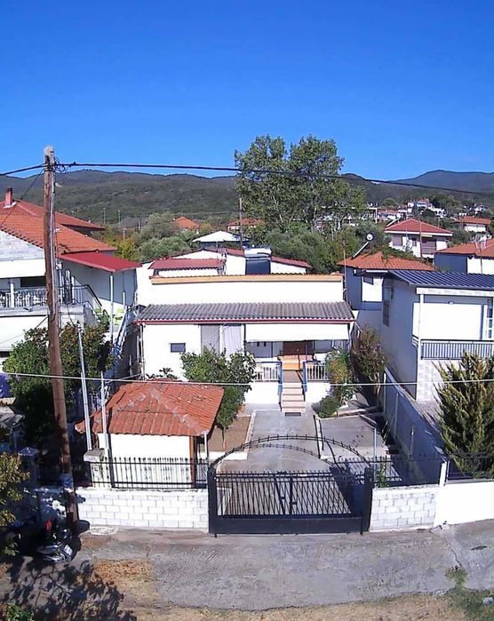 Продава малка къща с площ 60 м2 с двор 220 м2 в Аспровалта, Гърция