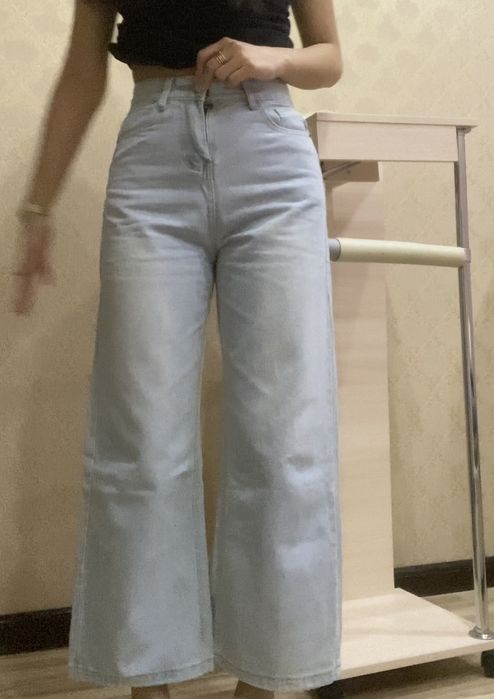 новые джинсы в голубом оттенке
