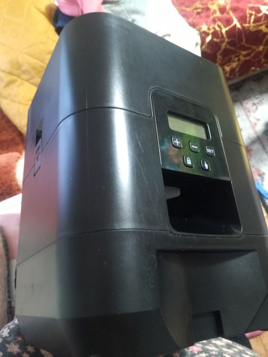 Hrănitor automat cu adaptor sau pe baterii pentru catei sau pisici .