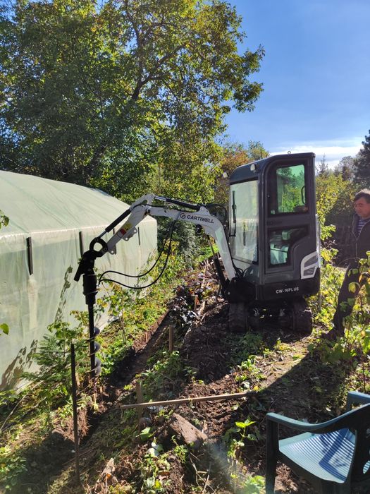 Услуги с мини багер (1.6t.) и самосвал (3.5т). с малък кран.