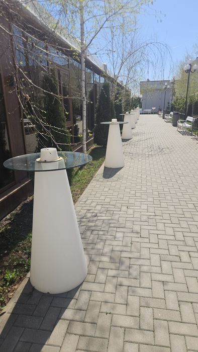Masa cocktail  exterioară sau interor cu lumini ambientale