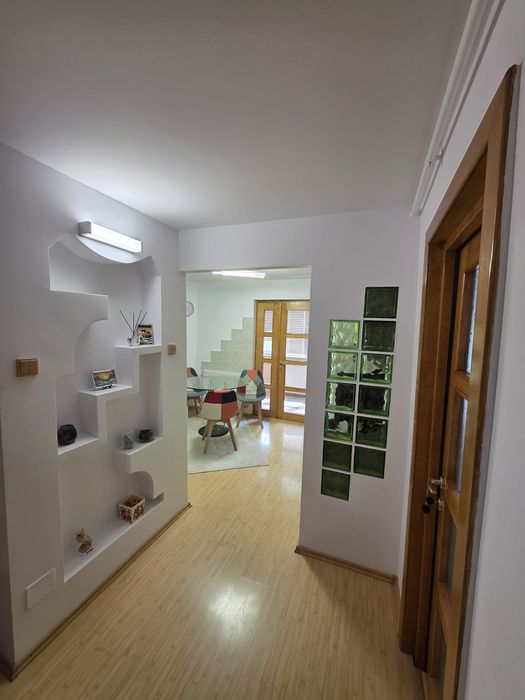 Apartament elegant, 3 camere, decomandat, etaj 2/4, str. Cuza Vodă