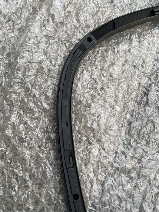 Лайсна преден десен калник R line VW Tiguan 2007-2010