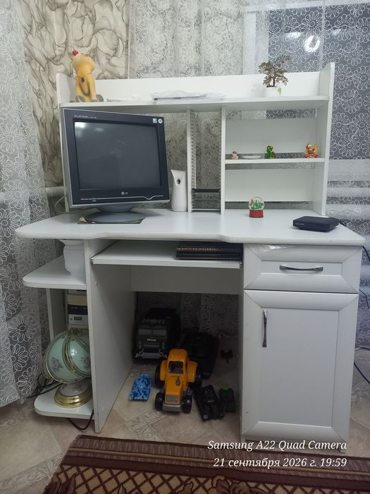 Стол компьютерный