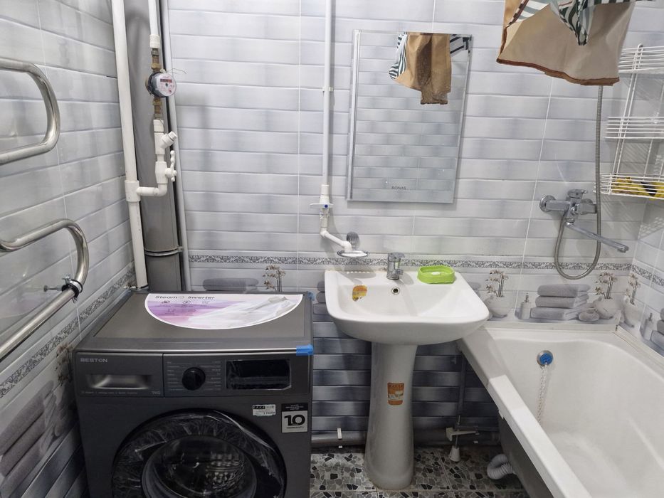 Qarshida Beklar mahallasida barcha sharoitlari mavjud 3 xonali uy bor