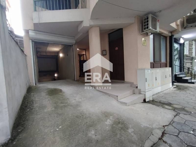 Подземен гараж за продажба, в нова тухлена сграда, Център, Варна, в бл