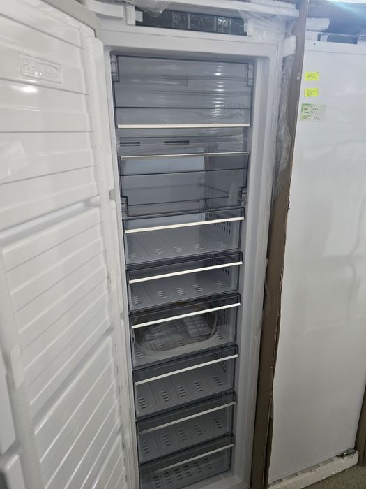Нов вертикален фризер Leisure PBZL 1220. 220 литра  No Frost