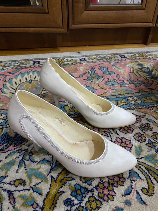 Туфли белые со стразами