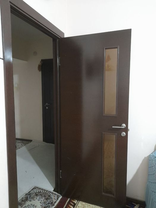 Uy xonalari uchun eshiklar.