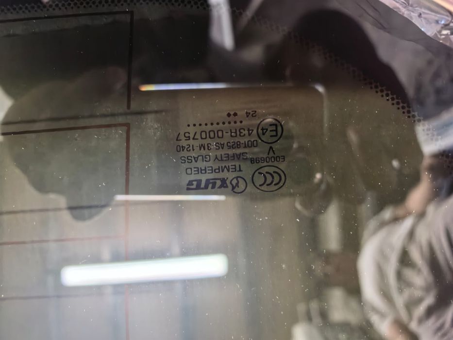 Стекло заднее на lx 570