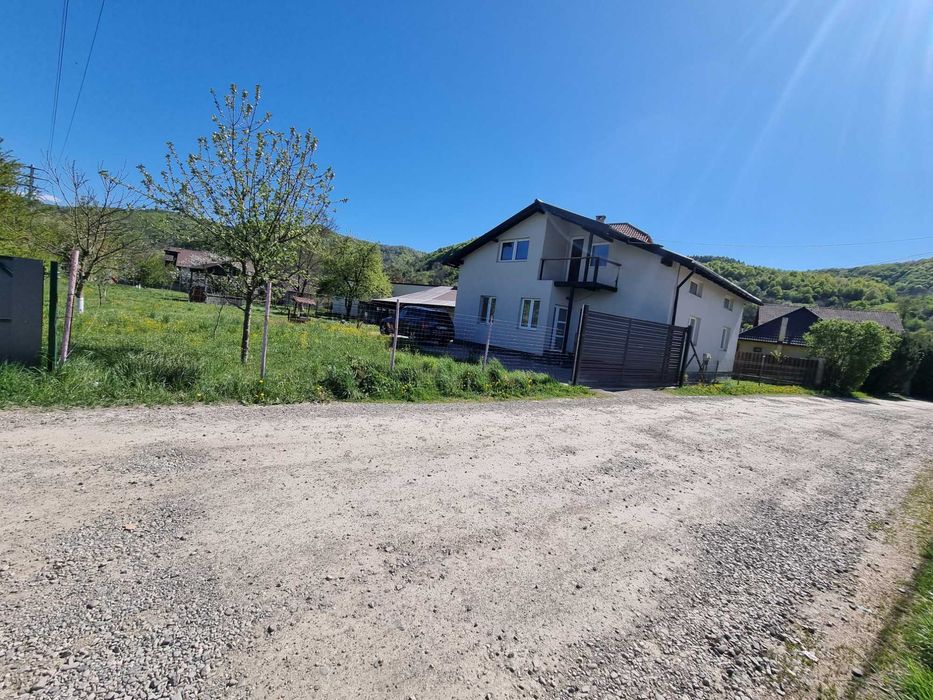 Casă cu Panouri Fotovoltaice si Teren 670 mp