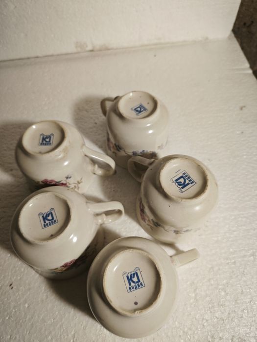 Сосиери, чашки за кафе и стъклени чинии за мезета, салати или ядки