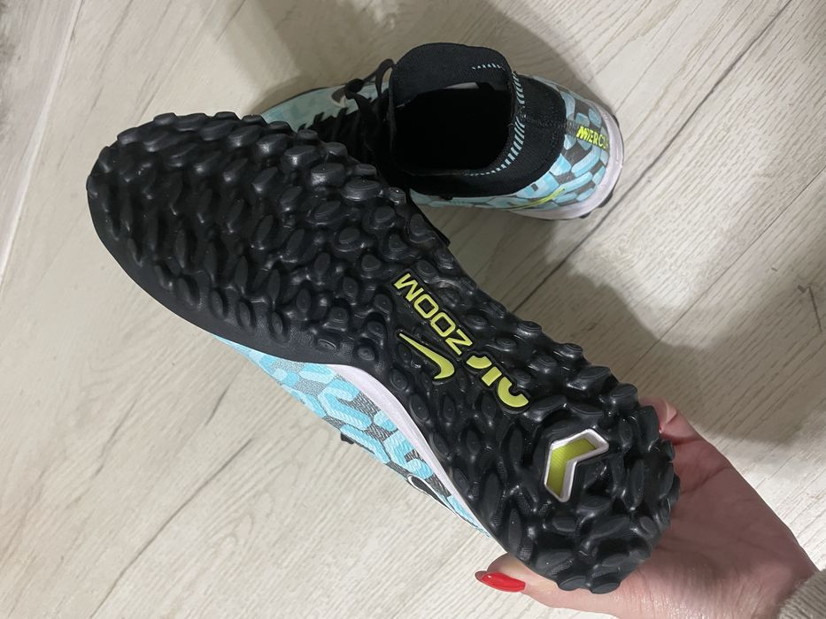 Продам кроссовки-сороконожек(новые) 38размер