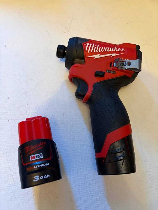 Milwaukee винтоверт M12 FID2-0