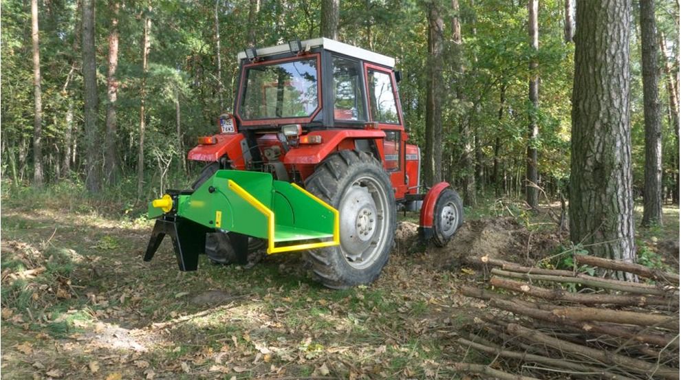 Tocător crengi la tractor  R 40
