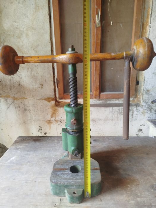 Винтова преса с чугунен корпус