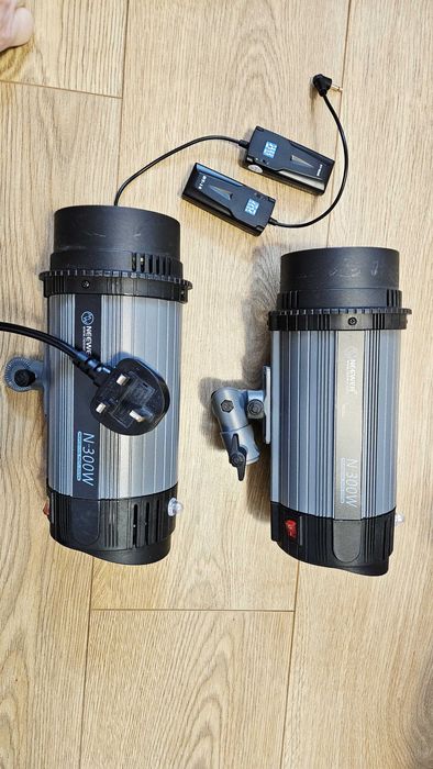 2 x Blitz Studio Foto Neewer N300W  cu acumulator, lampa modelare
