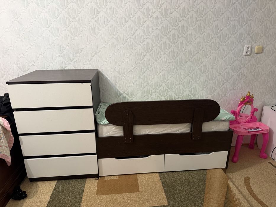 Продам детскую кровать со шкафчиками