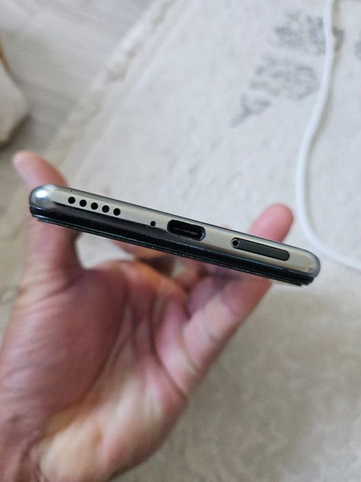 Poco F3 в хорошем состоянии