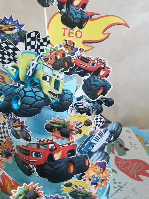 Бутафорна торта на 3 етажа Пламъчко и машините, надпис