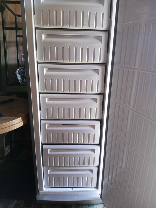 Продам морозильник Indesit