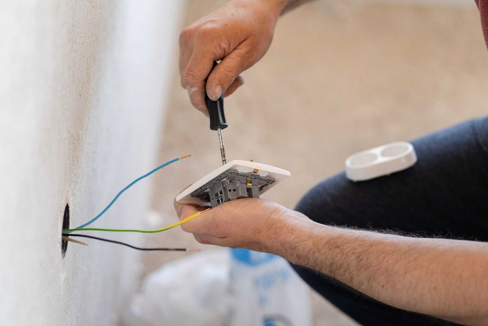 Electrician servicii complete