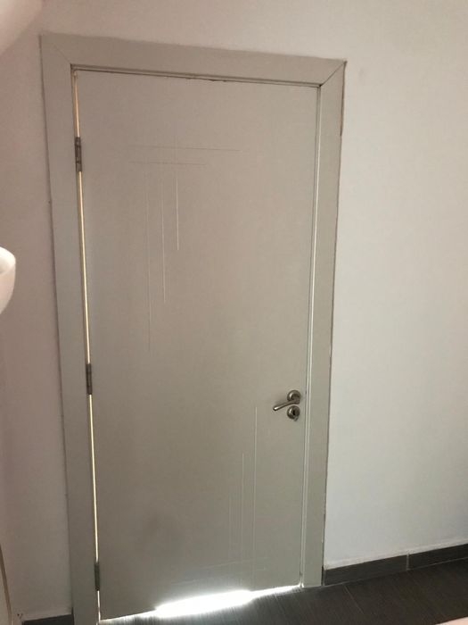 Продавам три броя врати с каси