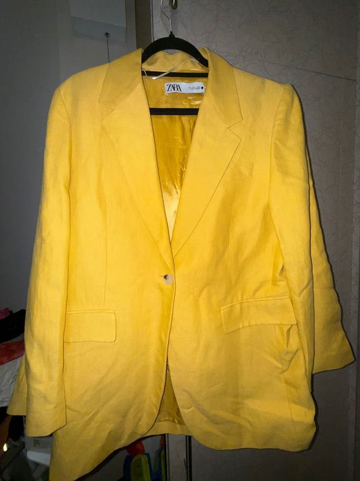 Жълто яке zara ново