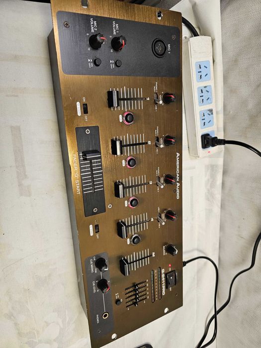 Mixer DJ American Audio Q-2411PRO 4 Canale Egalizator Grafic 5 Benzi Balansate XLR