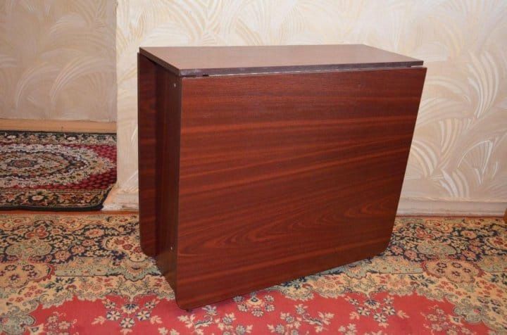 Отдам стол книжку