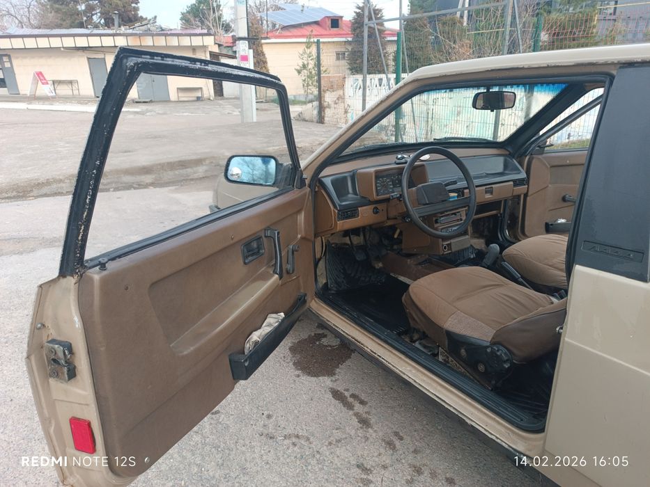 Лада Ваз 2108 Спутник 1987 года.