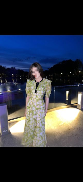 Продам элегантное платье с цветочным принтом