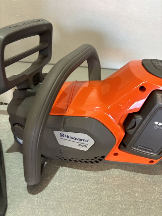 Husqvarna 240i drujba taiat lemn cu acumulator