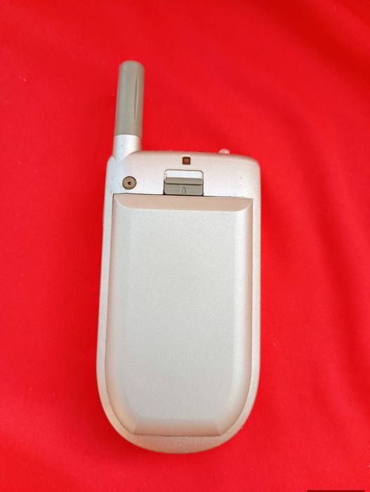 Motorola v66i + charger auto ( unlocked, baterie Nou nouță)