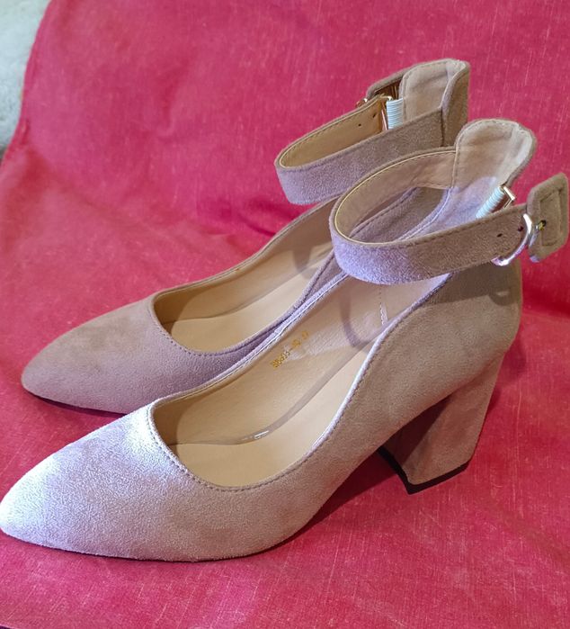 Бежевые бархатные туфли