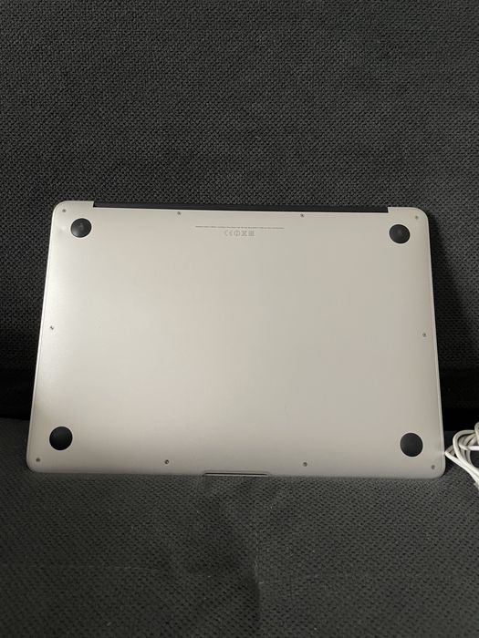 • Macbook Air  •  BATERIE 97% •