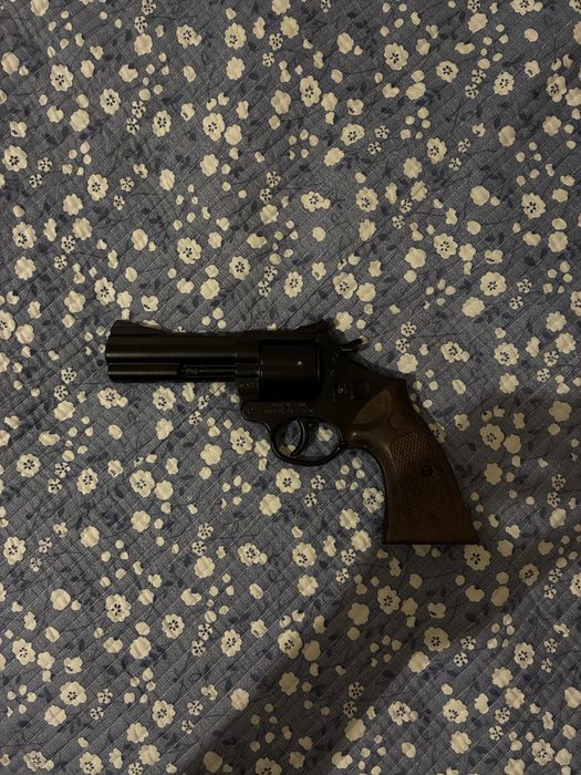 Игрушечный револьер стреляющий пистонами