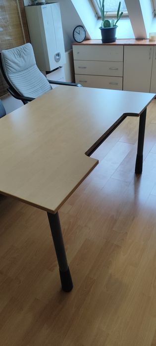 Офис бюро Kinnarps с регулируема височина