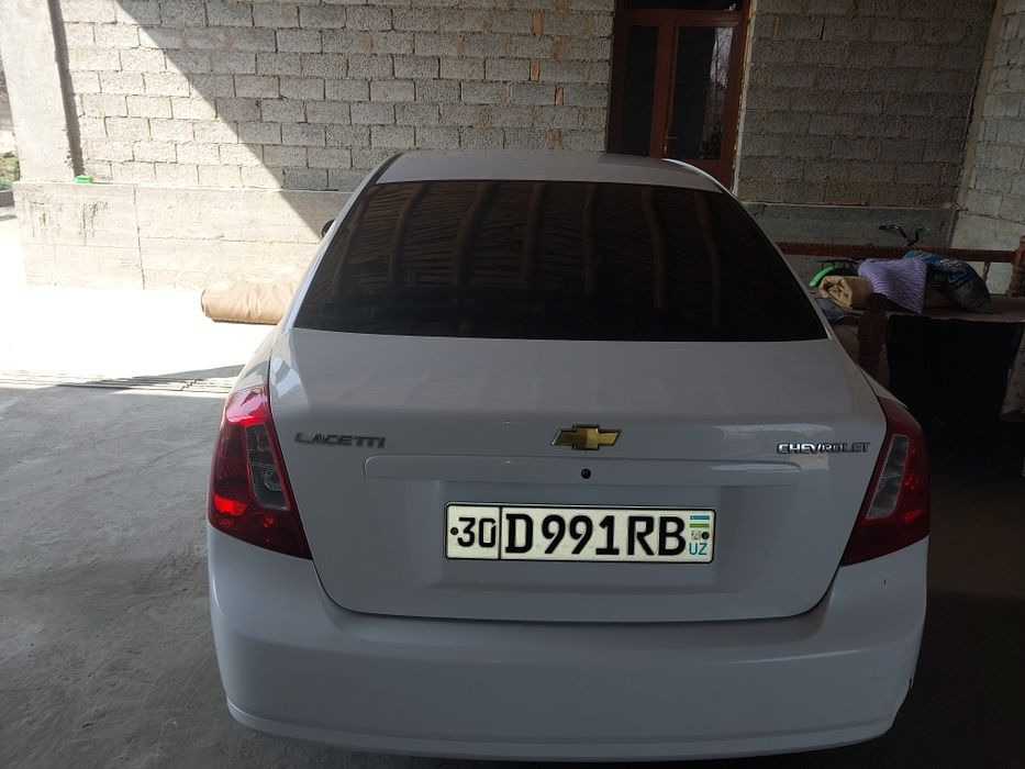 Lasetti  1.8 sotiladi