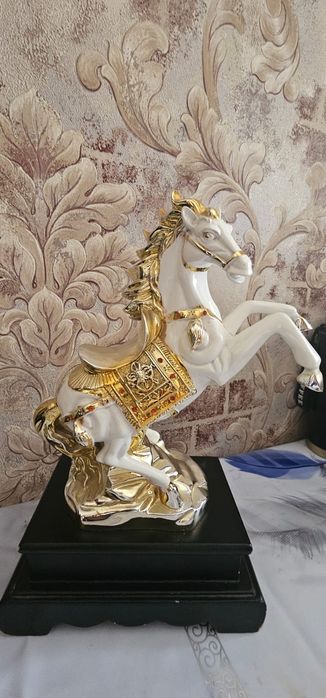 Статуэтка фарфоровая лошадь