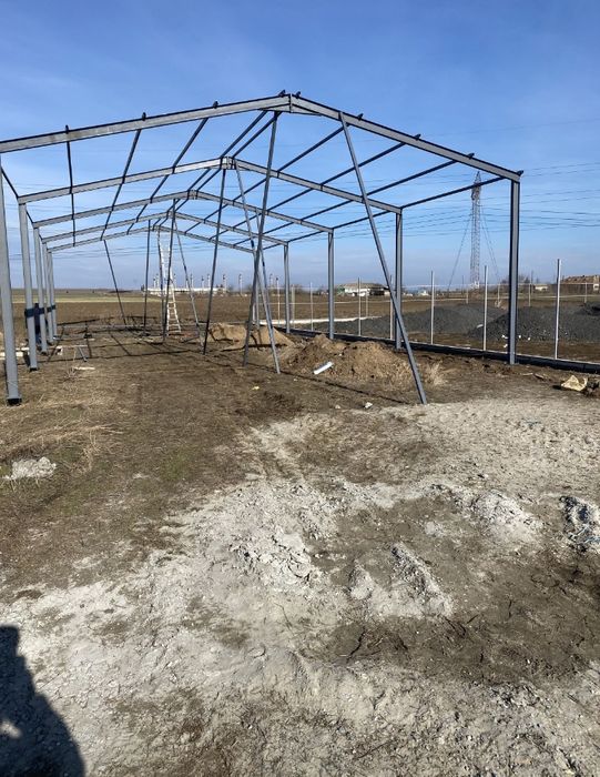 Vând hală metalică 8/15 10/20 le am pe stoc fac și alte mărimi orice mărime care dorește clientul oriunde în țară lucrăm la un preț foarte bun