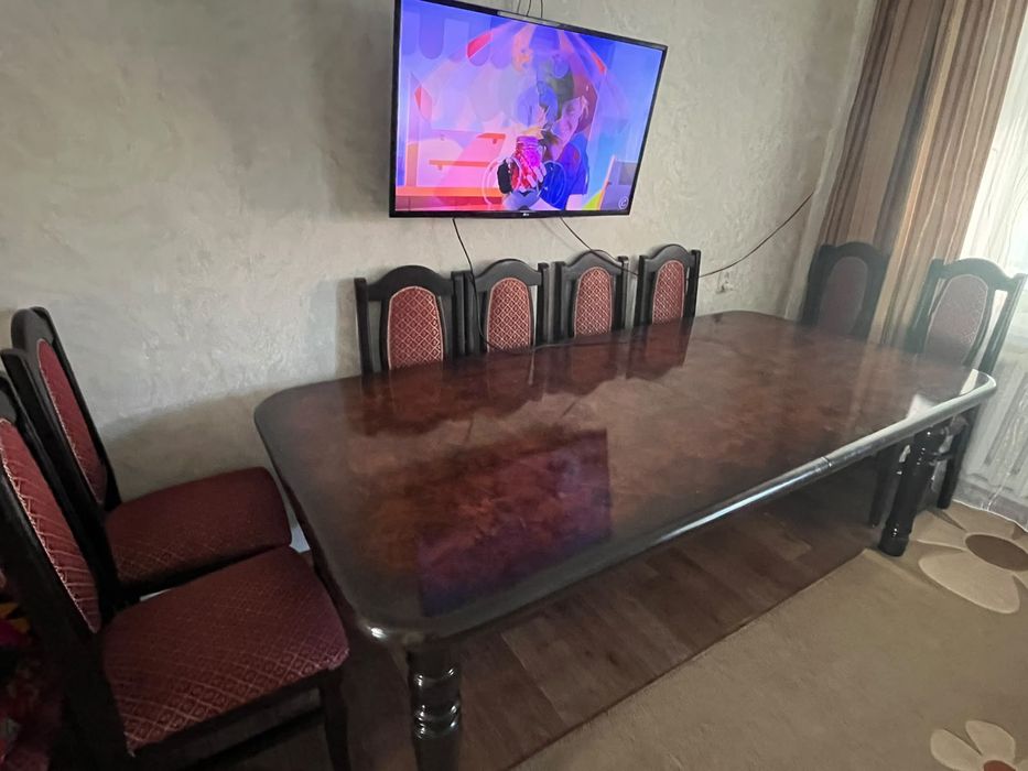 Стол и стулья для гостинной