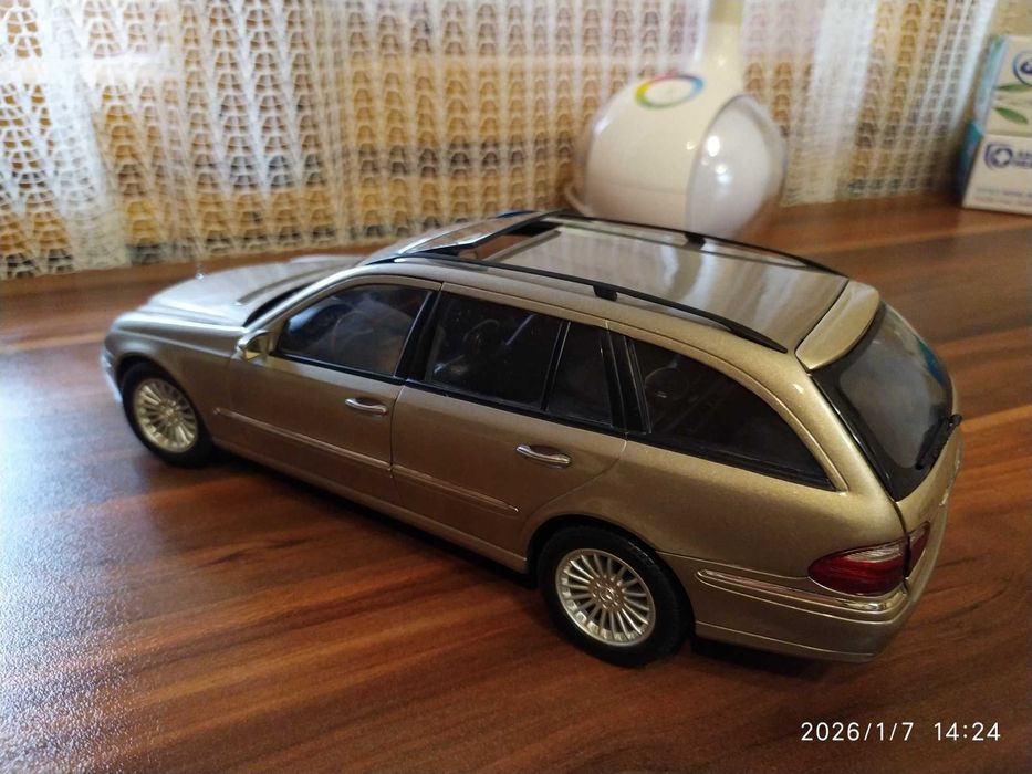 1:18 Метален модел на Mercedes Benz E320 T-Modell S211- Kyosho
