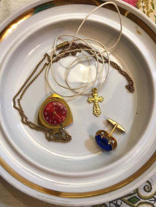 Крестик, часы и запонка