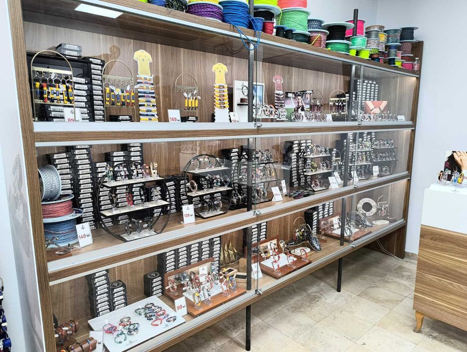 Mobilier comercial / rafturi magazin / receptie – Vitrine expunere premium cu geamuri glisante si sticla securizata, sertare si usi