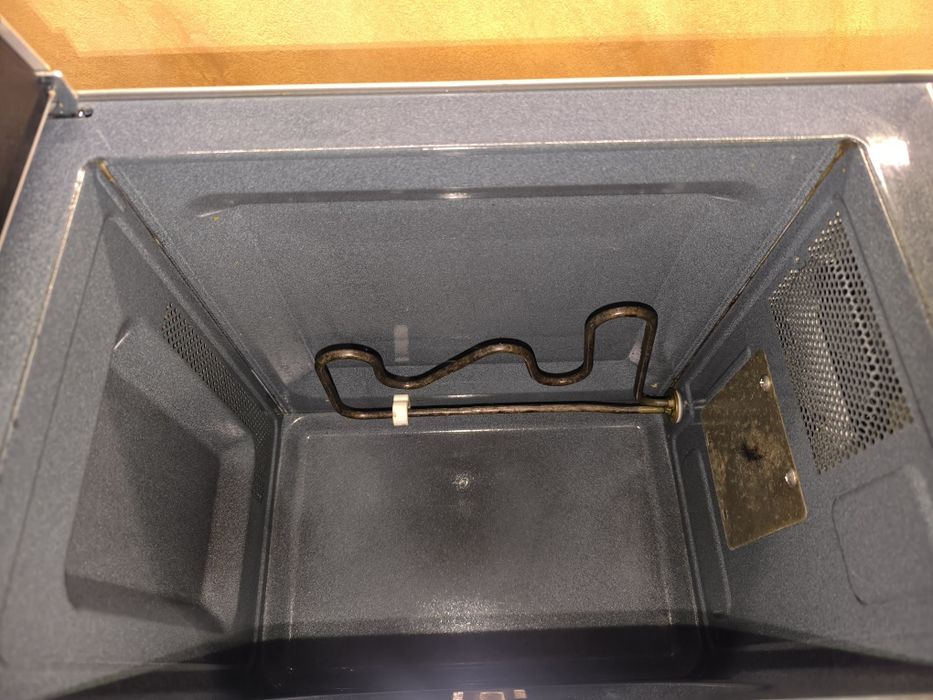 Продавам микровълнова фурна 900 W с грил 1300 W марка Electrolux