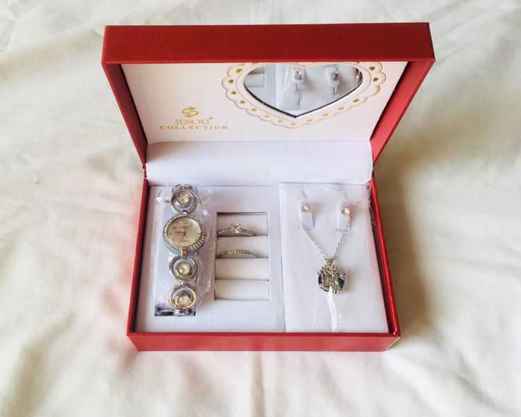Подарочный женский набор, кошелек, наручные часы и бижутерия