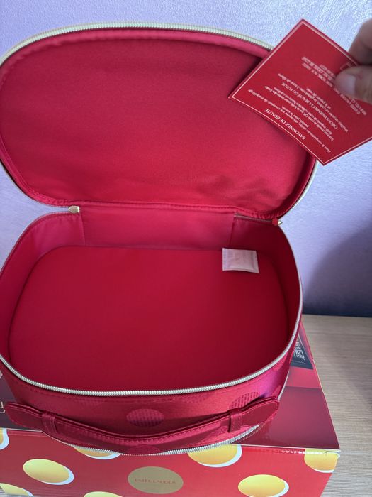 Estee Lauder -нов оригинален козметичен куфар/чанта